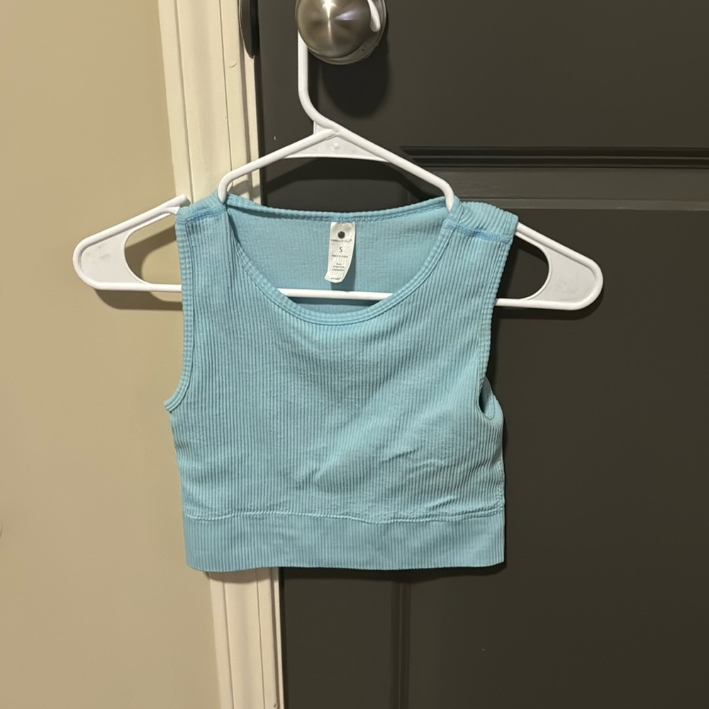 Yogalicious workout crop top size small. Price is negotiable